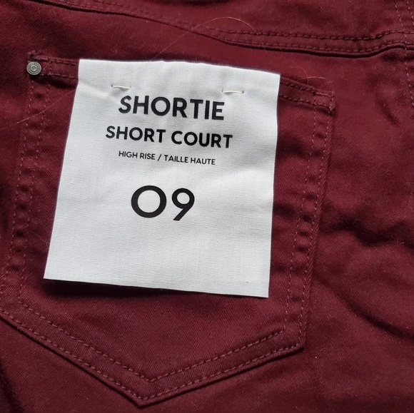 Ardene's High Rise Shorts, Dark Red Colour, Size 9 ( M ) - Picture 9 of 12